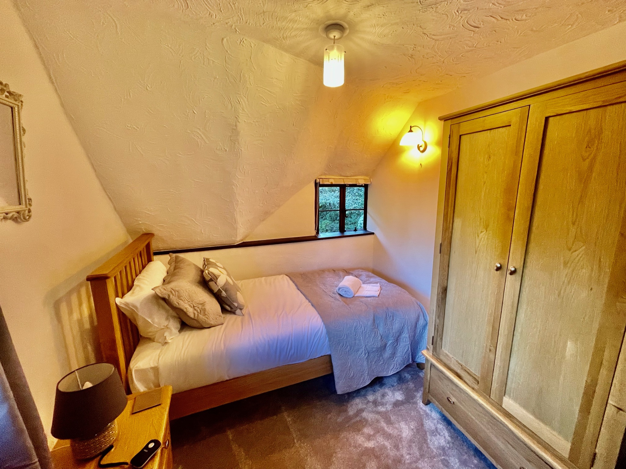 Twin bedroom at Glatons Cottage.jpg